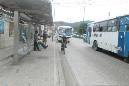 Paraderos. A los ciclistas y usuarios del transporte público les preocupa saber si los paraderos, como los de la avenida Rodríguez Bonín, serán reubicados para facilitar la circulación.