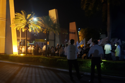 Excompañeros y amigos de Pestañita se acercaron a Parque de la Paz para despedir al exjugador.