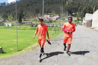 Miguel Segura (d) es uno de los jugadores que ha sido sancionado por la dirigencia cuencana.