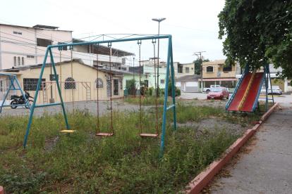 Situación. Los moradores piden a las autoridades que remuevan la vegetación del sitio.