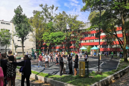 Los ciudadanos salieron a las calles luego del terremoto en el país azteca.