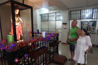 Miembros. Edison Vitores vive con su mamá Hilda Franco en el Hogar del Corazón de Jesús.