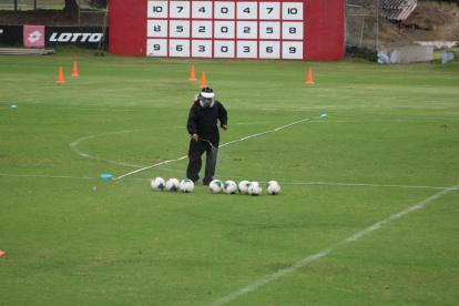 Colaboradores desinfectan todos los implementos antes del entrenamiento.