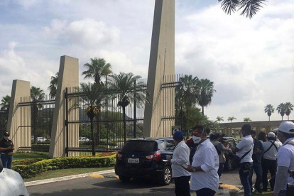 Simpatizantes y amigos de Carlos Luis Morales en las afueras del cementerio.