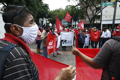 Los maestros realizaron una marcha de protesta por las calles céntricas de Guayaquil.