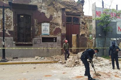 El terremoto de magnitud 7,5 que sacudió este martes con fuerza el centro y sur de México deja al menos un muerto por un derrumbe en el municipio oaxaqueño de Crucecita, epicentro del movimiento telúrico.
