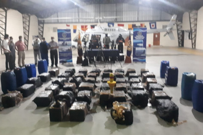 Droga y tanques de combustible fueron recuperados tras ser lanzados al mar por los tres ciudadanos detenids.