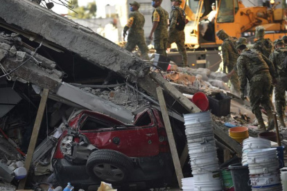 19 de setiembre de 2017. Un terremoto de 7,1 grados en el centro del país dejó 369 muertos, la mayoría en la superpoblada capital, donde se derrumbaron unas 40 construcciones. (PEDRO PARDO / AFP).
19 de setiembre de 2017. Un terremoto de 7,1 grados en el centro del país dejó 369 muertos, la mayoría en la superpoblada capital, donde se derrumbaron unas 40 construcciones. (PEDRO PARDO / AFP).

19 de setiembre de 2017. Un terremoto de 7,1 grados en el centro del país dejó 369 muertos, la mayoría en la superpoblada capital, donde se derrumbaron unas 40 construcciones. (PEDRO PARDO / AFP).

El 19 de septiembre de 2017 dejó 369 muertos, la mayoría en una superpoblada capital, donde se derrumbaron unas 40 construcciones.