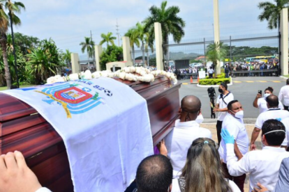 Ataúd donde están los restos de Carlos Luis Morales recorre las afueras del cementerio.