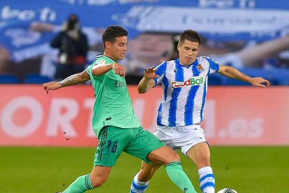 James Rodríguez (i) reapareció en el equipo titular del Real Madrid en la victoria sobre la Real Sociedad.