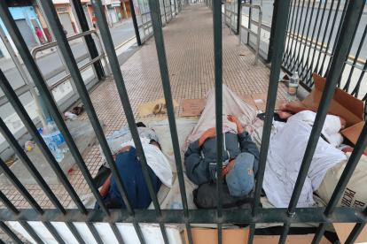 Situación. La indigencia se toma algunas paradas de la Troncal 4 de la Metrovía.