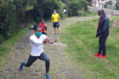 Ángela Tenorio, Anahí Suárez y Álex Quiñónez realizan reacondicionamiento físico bajo la supervisión del entrenador Nelson Gutiérrez y de la fisioterapeuta Caridad Martínez.