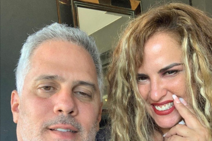 Carla con su pareja.