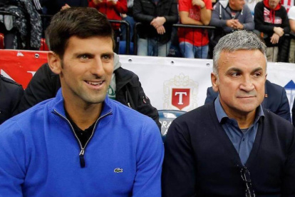 Novak Djokovic (i) y su padre Srdjan Djokovic, durante una exhibición de tenis tiempo atrás.