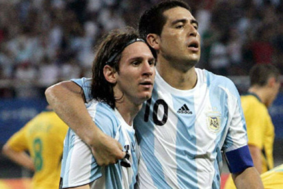 Lionel Messi (i) y Juan Román Riquelme son considerados entre los mejores de la historia del fútbol argentino.