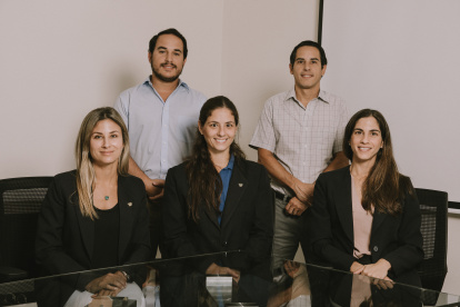 Victoria, Valeria, Melissa, Andrés y Roberto están en distintas áreas.