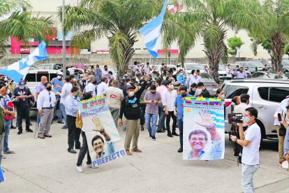 Muerte. Arcos señala que la orden judicial le impidió estar con su esposo los últimos momentos de su vida.