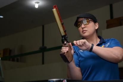La tiradora Marina Pérez entrena en el Polígono de Guayaquil.