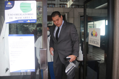 Protección. Harrison Salcedo, defensor de Jorge Glas, con los implementos de bioseguridad en sus manos.