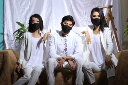 Bella Fu, Renkai Yin y Minyen Lee posan para la cámara de Expresiones.