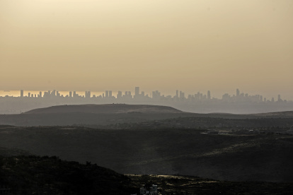 NAALE. La imagen hecha desde este asentamiejtno israelí en la Cisjordania ocupada coloca en el horizonte a la ciudad costera de Tel Aviv.
