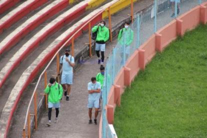 Los jugadores de Deportivo Cuenca llegaron al estadio Alejandro Serrano, pero se marcharon sin entrenar.