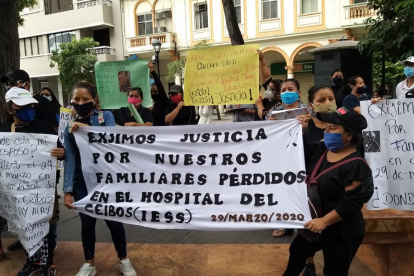 Hecho. Hace unos minutos, en los exteriores de la Fiscalía en Guayaquil, hubo un plantón de los familiares que no han podido hallar los cuerpos de los fallecidos.
