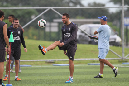 Emanuel Herrera (c) durante uno de los entrenamientos en el reducto al que ahora critica.