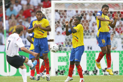 David Beckham (i) fue quien marcó el único gol, con el que Inglaterra eliminó a Ecuador del Mundial de Alemania.