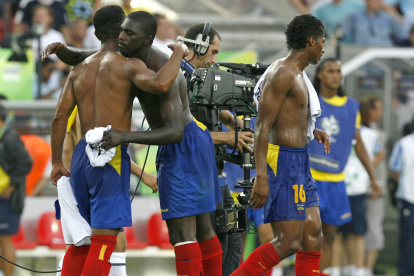 Los jugadores de Ecuador Ivan Hurtado (i), Antonio Valencia (d) y Giovanny Espinoza (c) fueron titulares ante Inglaterra.