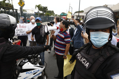 Los manifestantes se apostaron en los exteriores de la Universidad de Guayaquil. Miembros de la Policía intrevinieron.