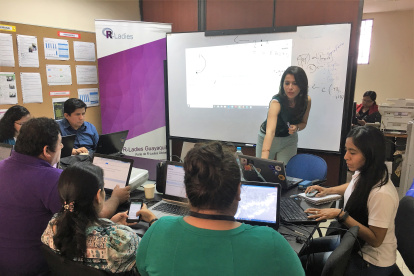 Zulemma Bazurto, magister en Estadística, durante un curso de programación con software libre.