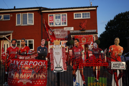 Hinchas del Liverpool aguardaron con ansias el partido entre Chelsea y City para festejar por primera vez en la era Premier League.