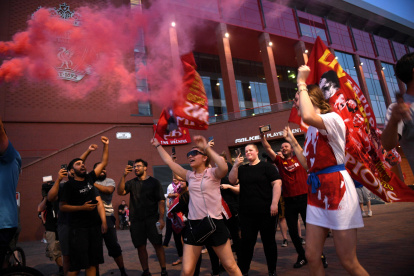 Los hinchas del Liverpool salieron a festejar la primera corona de la era Premier League.