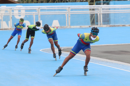 Prácticas. Renato Campana (d),  Johan Mora y Renato Carchi volvieron el lunes a los entrenamientos. Solo se bajan la mascarilla al estar en la pista.