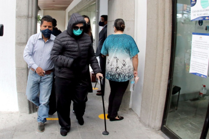 Diligencia. Con ayuda de un bastón y el soporte de una persona llegó a la Corte la exasambleísta Norma Vallejo.