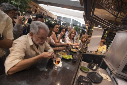Ciudadanos visitan el Mercado del Rió en su inauguración en 2018.