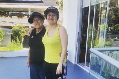 Carla Heredia y su mamá, Alicia, hacen deporte juntas en casa.