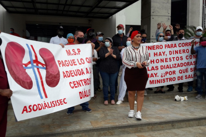 los manifestantes se concentraron en los bajos del edificio Joaquín Gallegos Lara (antiguo Makro)