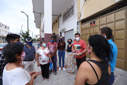 Xavier Zurita conversando con un grupo de moradores sobre el bienestar del barrio.