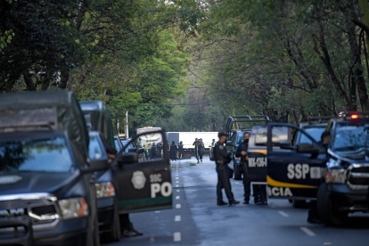 Police officers secure the area after Mexico City"s Public Security Secretary Omar Garcia Harfuch was wounded in an attacked in Mexico City, on June 26, 2020.  / AFP / PEDRO PARDO

 MEXICO-SECURITY-ATTACK