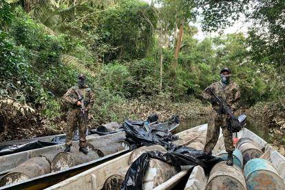 Militares localizaron cuatro embarcaciones con un combustible que se destina a fabricar un potente explosivo.