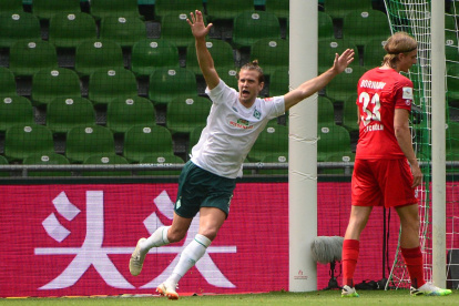 Niclas Füllkrug celebra el tercer gol en la victoria que le sirvió al Bremen para quedarse un tiempo más en la Bundesliga.