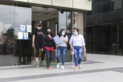 Ciudadanos en Guayaquil realizan sus trámite judiciales y otros con medidas de bioseguridad como el uso de mascarilla.