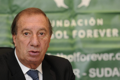 Carlos Salvador Bilardo, campeón mundial en el banquillo de Argentina, adquirió el virus en un geriátrico.