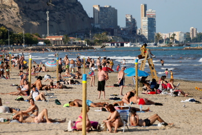 Los españoles aprovecharon su primer fin de semana de libertad absoluta tras el confinamiento. Vista general de la playa del Postiguet.