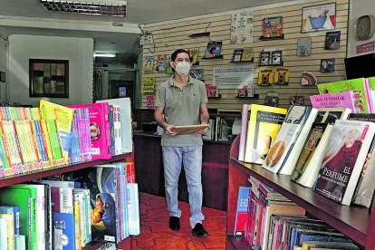 Escenario. En Papelib, en Urdesa, las ventas son nulas desde hace tres meses. A diario son contados los clientes que van en busca de libros al lugar.