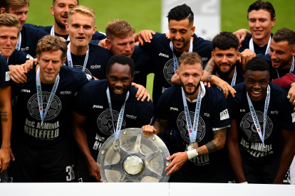 Los jugadores del Arminia Bielefeld celebran con el trofeo de la Bundesliga 2, que les da el paso a la primera división