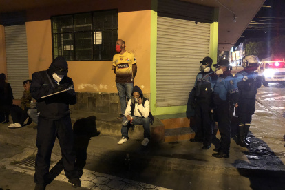 el aislamiento social no se respeta para beber en las calles de Quito