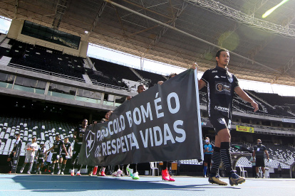 Los jugadores de Botafogo saltaron a la cancha con un cartel refiriéndose a los protocolos y a salvar vidas